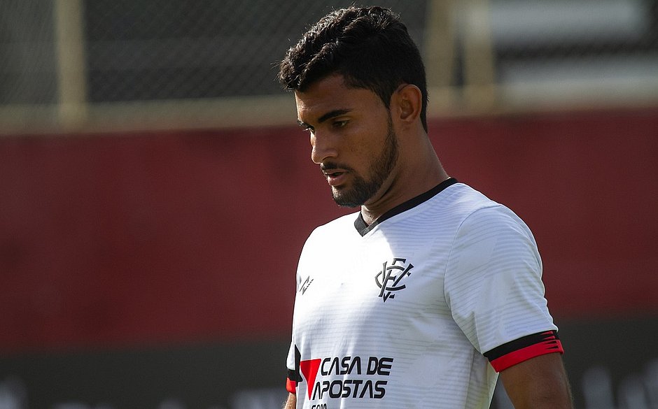 Vitória renova contrato com três atletas formados na base