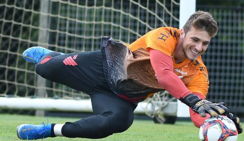 Athletico-PR renova com goleiro até 2024