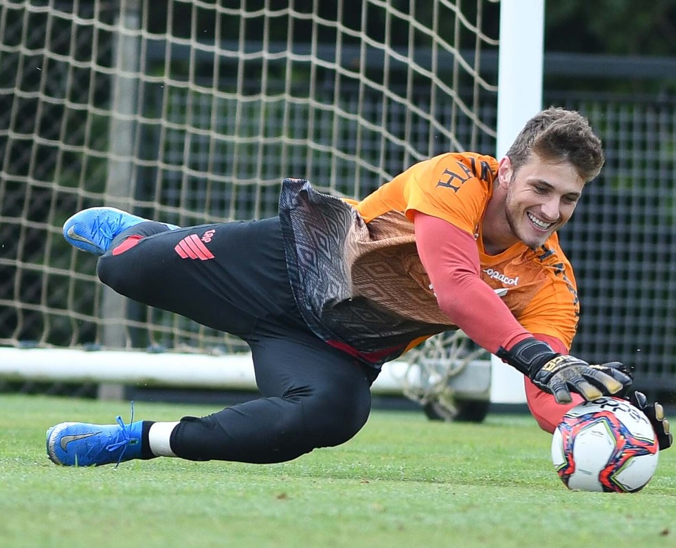 Athletico-PR renova com goleiro até 2024