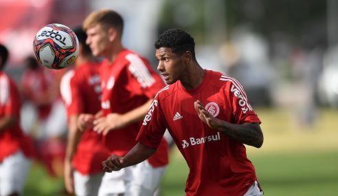 Clube ucraniano negocia a contratação de lateral de 17 anos com o Internacional