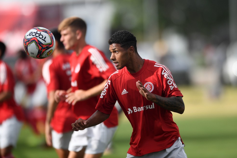 Clube ucraniano negocia a contratação de lateral de 17 anos com o Internacional