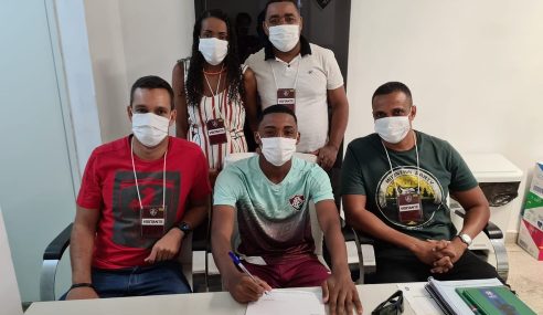 Volante assina primeiro contrato profissional com o Fluminense