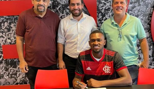 Zagueiro do time sub-20 renova contrato com o Flamengo até 2023