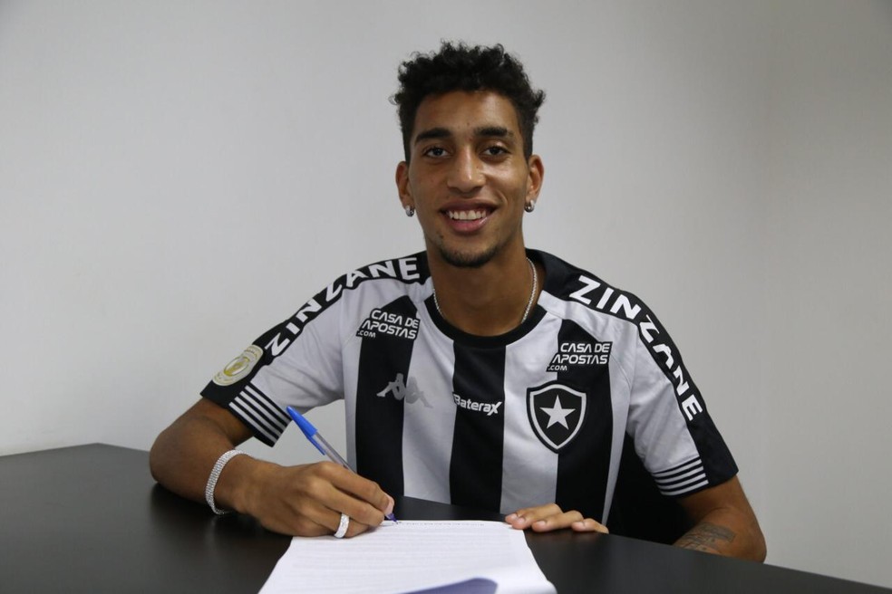 Botafogo promove volante de 16 anos ao profissional