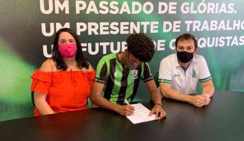 América-MG renova contrato de zagueiro de 16 anos até 2026