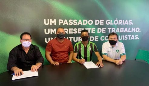 Volante de 17 anos assina contrato profissional com o América-MG