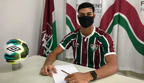 Fluminense firma contrato profissional com artilheiro de 16 anos