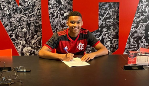 Flamengo assina contrato profissional com meia de 16 anos