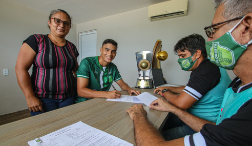 Floresta assina primeiros contratos profissionais com dois atletas da base
