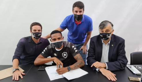 Botafogo assina primeiro contrato profissional com atacante do sub-20