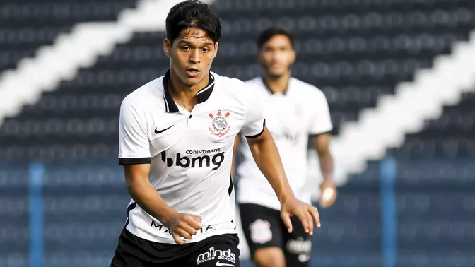Corinthians acerta renovações com lateral e atacante do sub-23