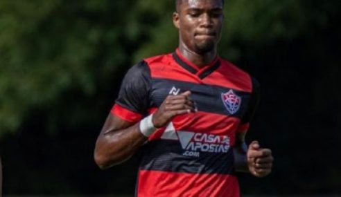 Lateral de 16 anos assina primeiro contrato profissional com o Vitória