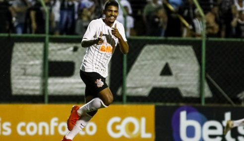 Zagueiro fica sem contrato e deixa o Corinthians