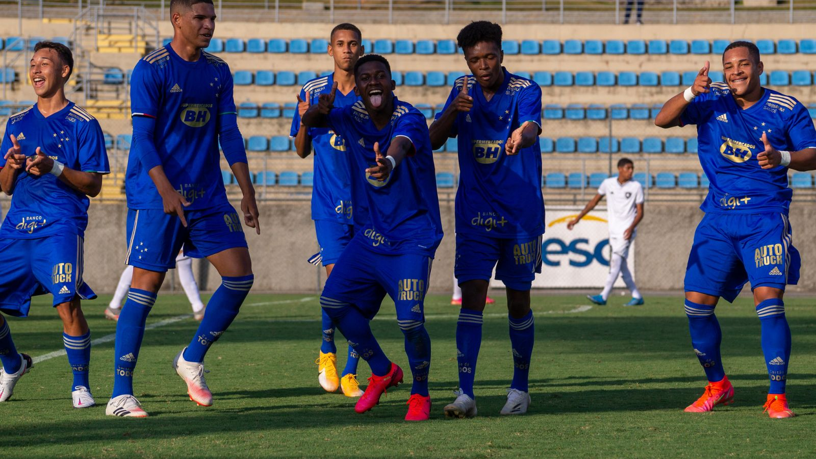 Bola parada decide e Cruzeiro vence Botafogo pelo Brasileirão Sub-17