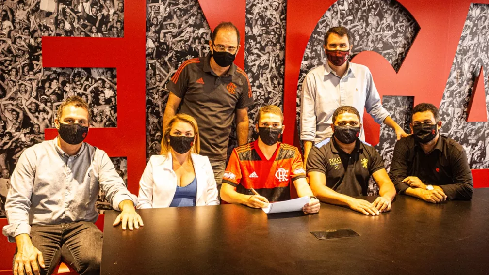 Flamengo acerta retorno de atacante e firma contratos de formação com jovens do sub-15