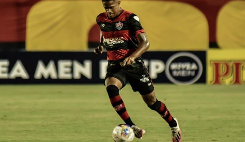 Vitória renova com atacante revelado na base até 2024