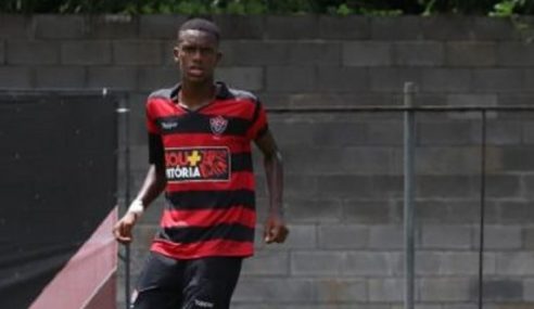 Zagueiro de 19 anos troca Vitória pelo Atlético-GO