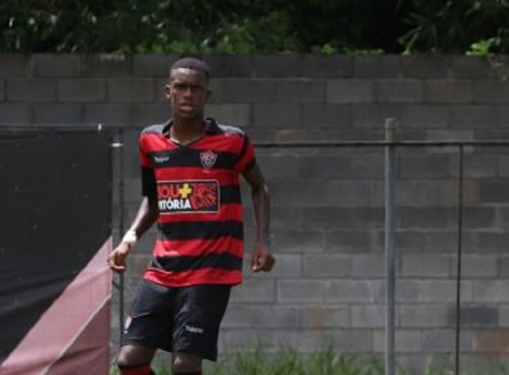 Zagueiro de 19 anos troca Vitória pelo Atlético-GO