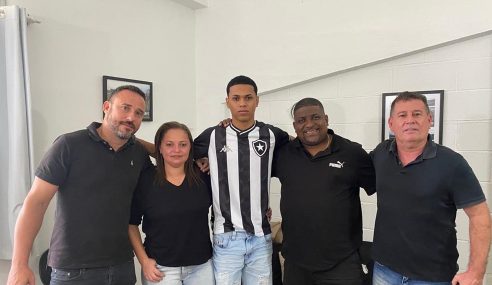 Lateral assina primeiro contrato profissional com o Botafogo