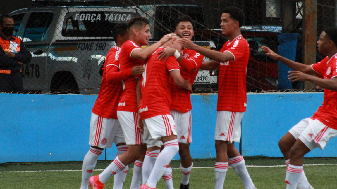 Com dois de Robert Taylor, Internacional derrota Santos pelo Brasileirão Sub-17