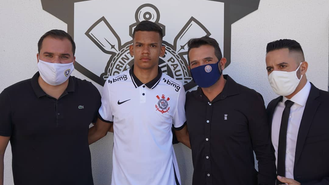 Lateral-direito formado no Ska Brasil assina com o Corinthians