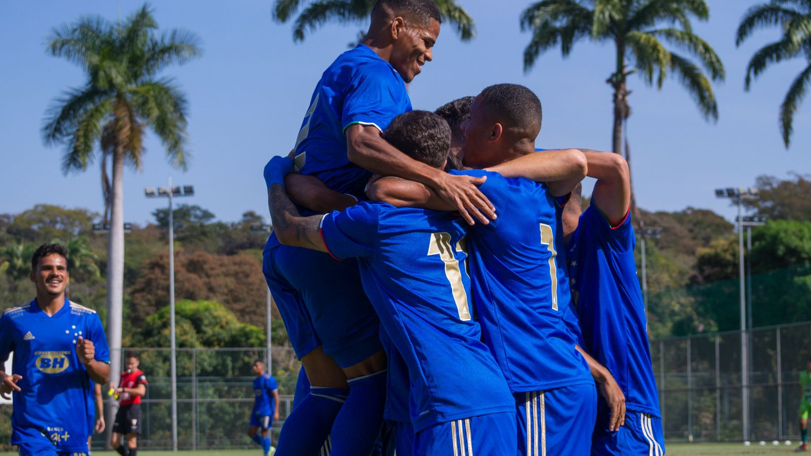 Cruzeiro goleia Serranense e mantém liderança do grupo no Mineiro Sub-20