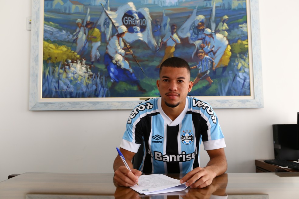 Grêmio renova contrato de volante Jhonata Varela