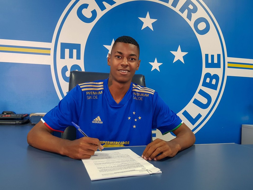 Com passagens pelas seleções de base, volante renova com o Cruzeiro
