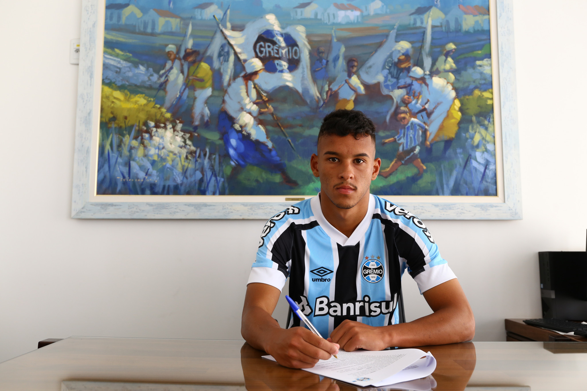 Grêmio anuncia contratação de atacante de 20 anos