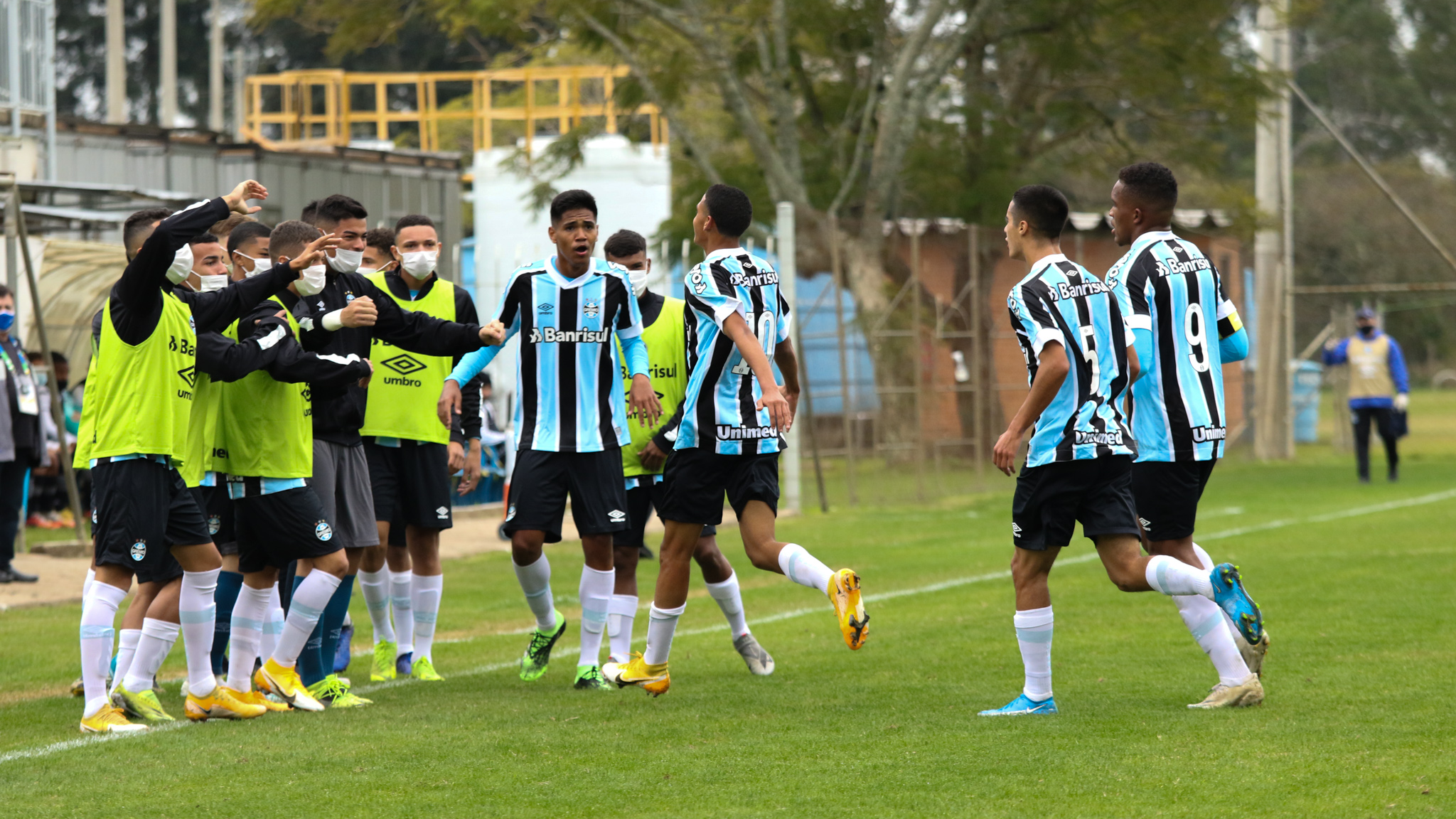 Hiago faz dois no Botafogo e mantém Grêmio vivo no Brasileirão Sub-17