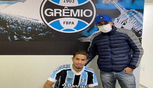 Atacante de 17 anos assina pelo Grêmio até 2023