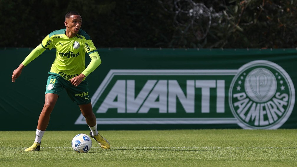 Zagueiro de 18 anos renova com o Palmeiras até 2026