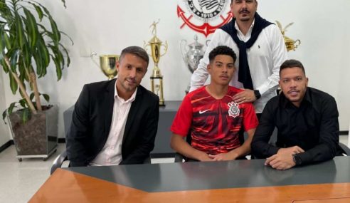 Goleiro assina primeiro contrato profissional com o Corinthians