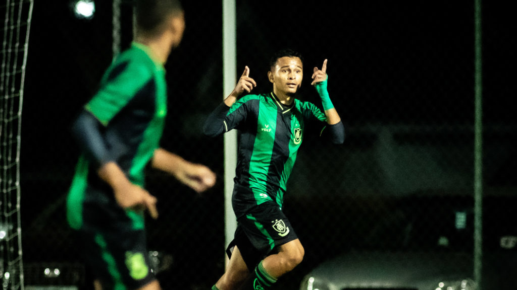 América-MG perde dois pênaltis, mas marca no fim e vence Ceará pelo Brasileirão Sub-20