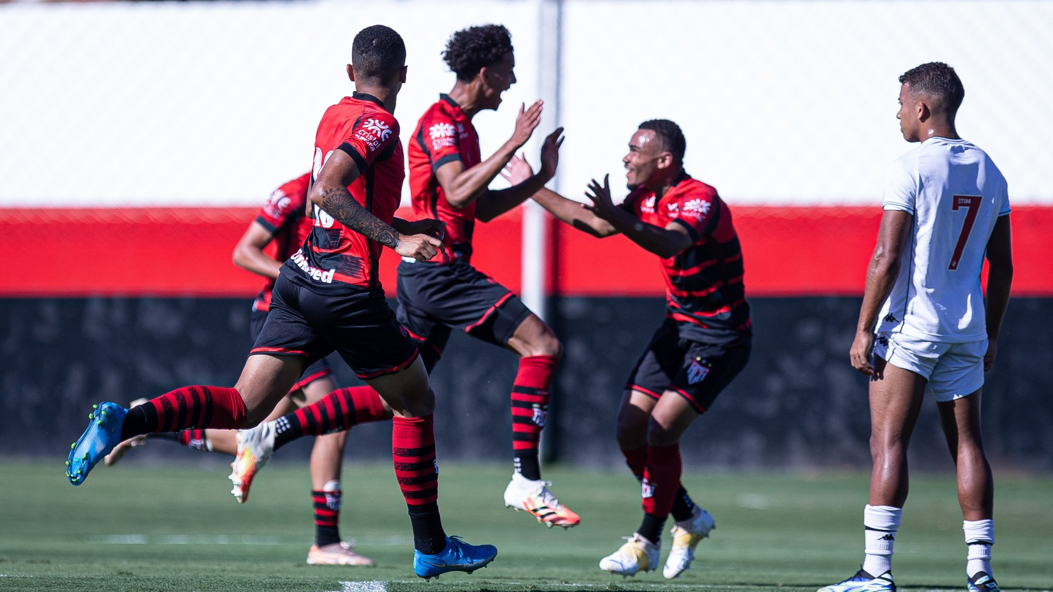 Atlético-GO bate Vasco, vence a primeira e deixa lanterna do Brasileirão Sub-20