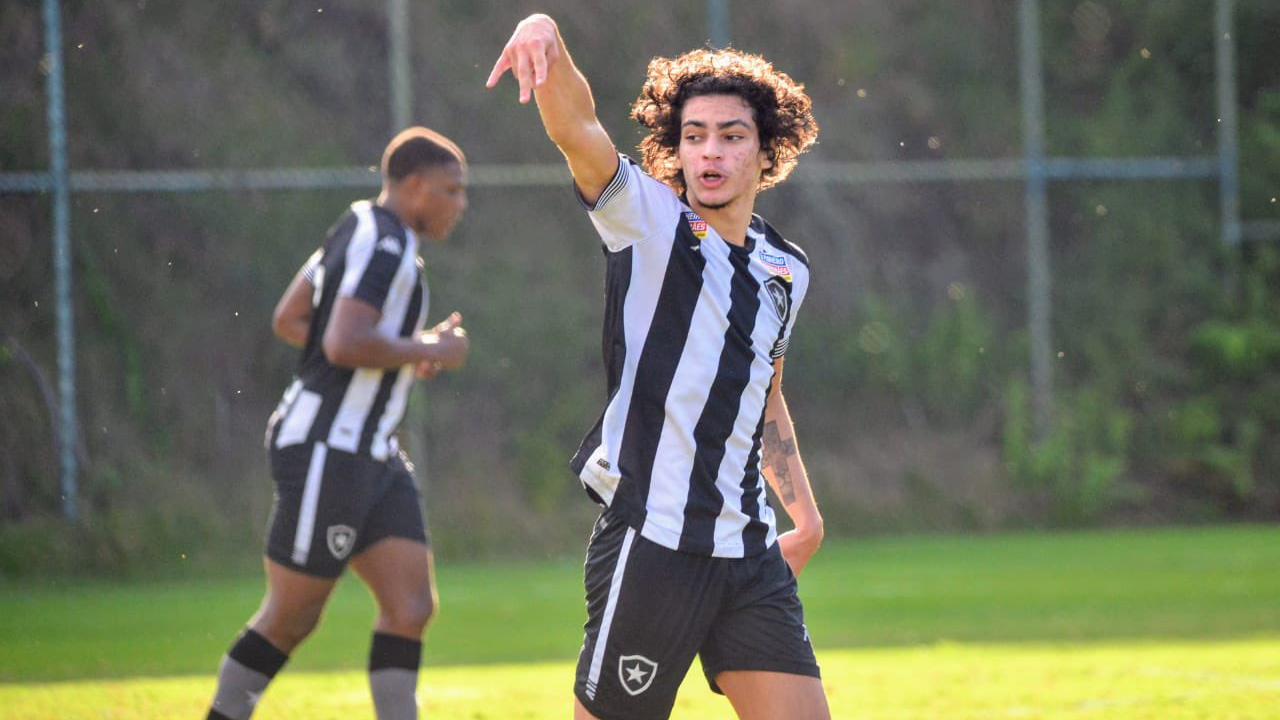 Matheus Nascimento decide e Botafogo vence Athlletico-PR pelo Brasileirão Sub-20