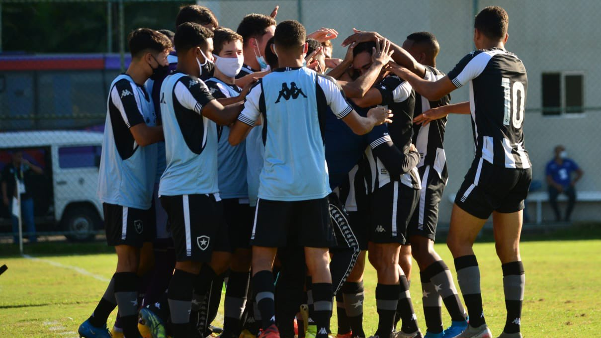 Na bola parada, Botafogo goleia Ceará e se despede do Brasileirão Sub-17