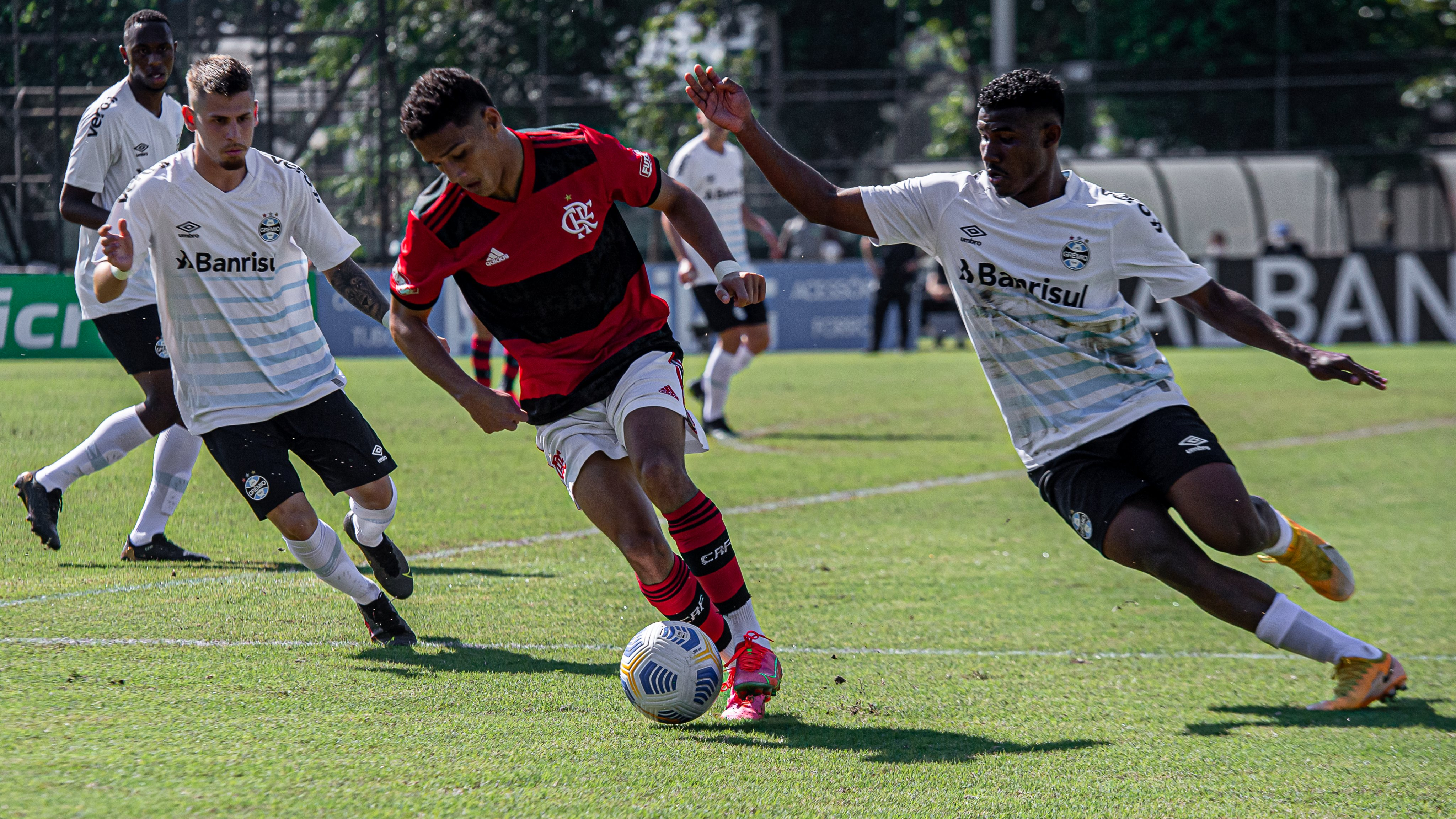 Grêmio vence na Gávea e impõe primeira derrota ao Flamengo no Brasileirão Sub-20