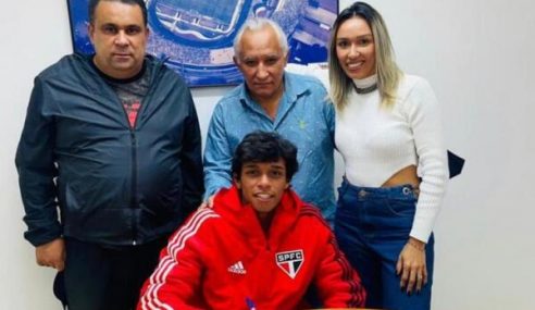 Meia do sub-17 assina primeiro contrato profissional com o São Paulo