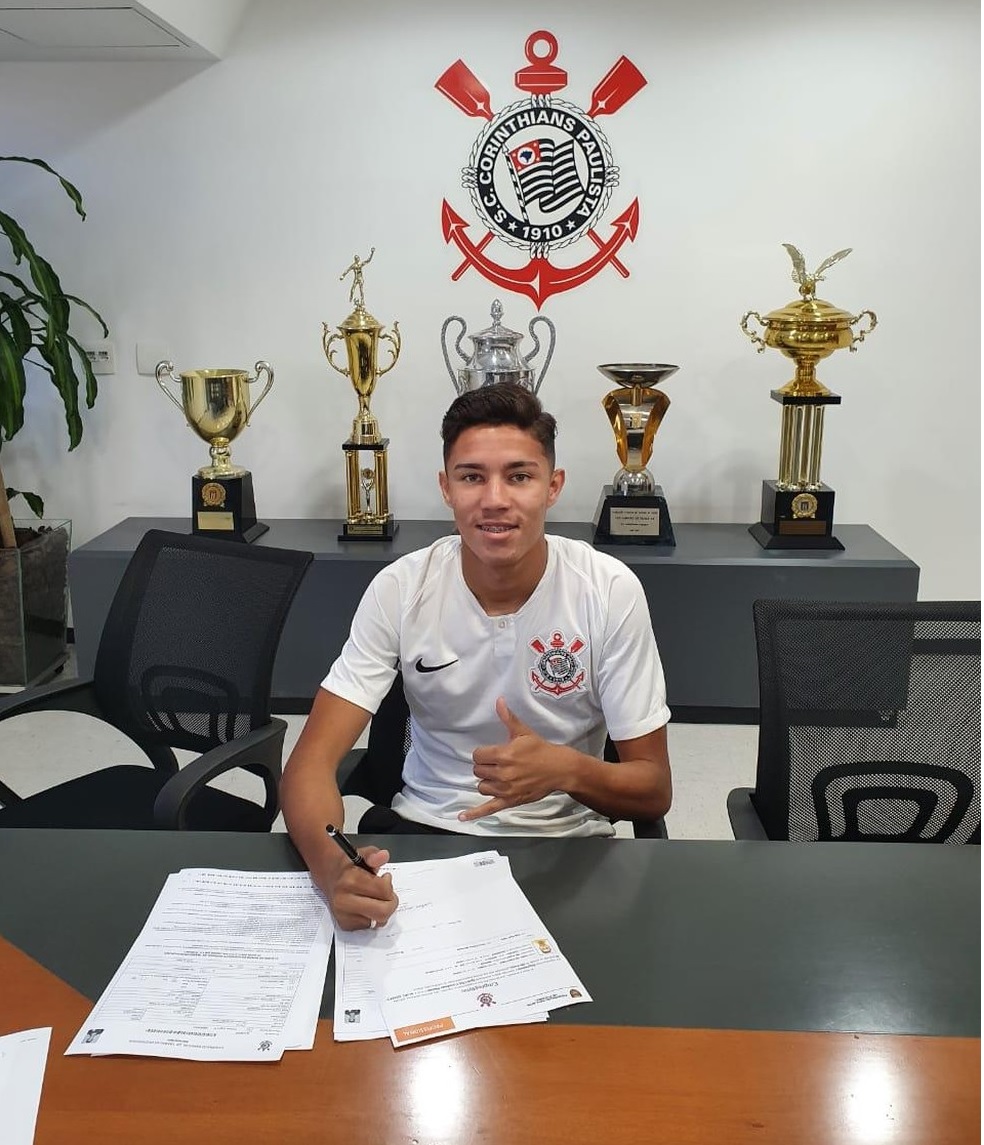 Corinthians traz meia do Vila Nova por empréstimo para o time sub-20