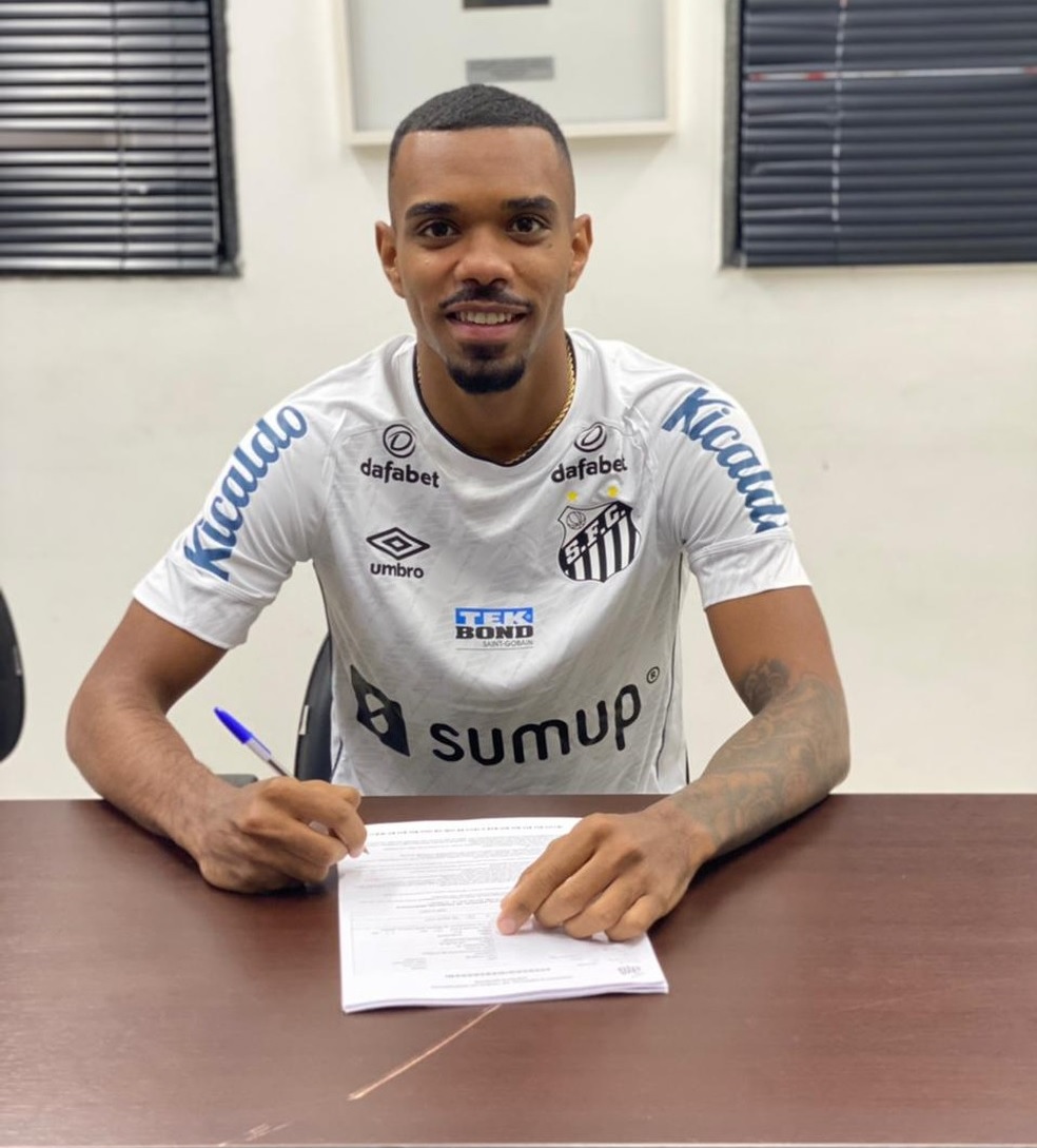 Santos assina por três anos com ex-lateral do Corinthians