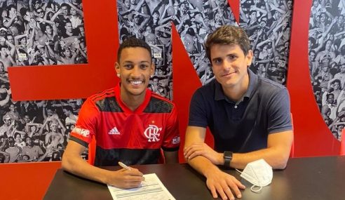 Filho do ex-jogador Beto assina contrato profissional com o Flamengo