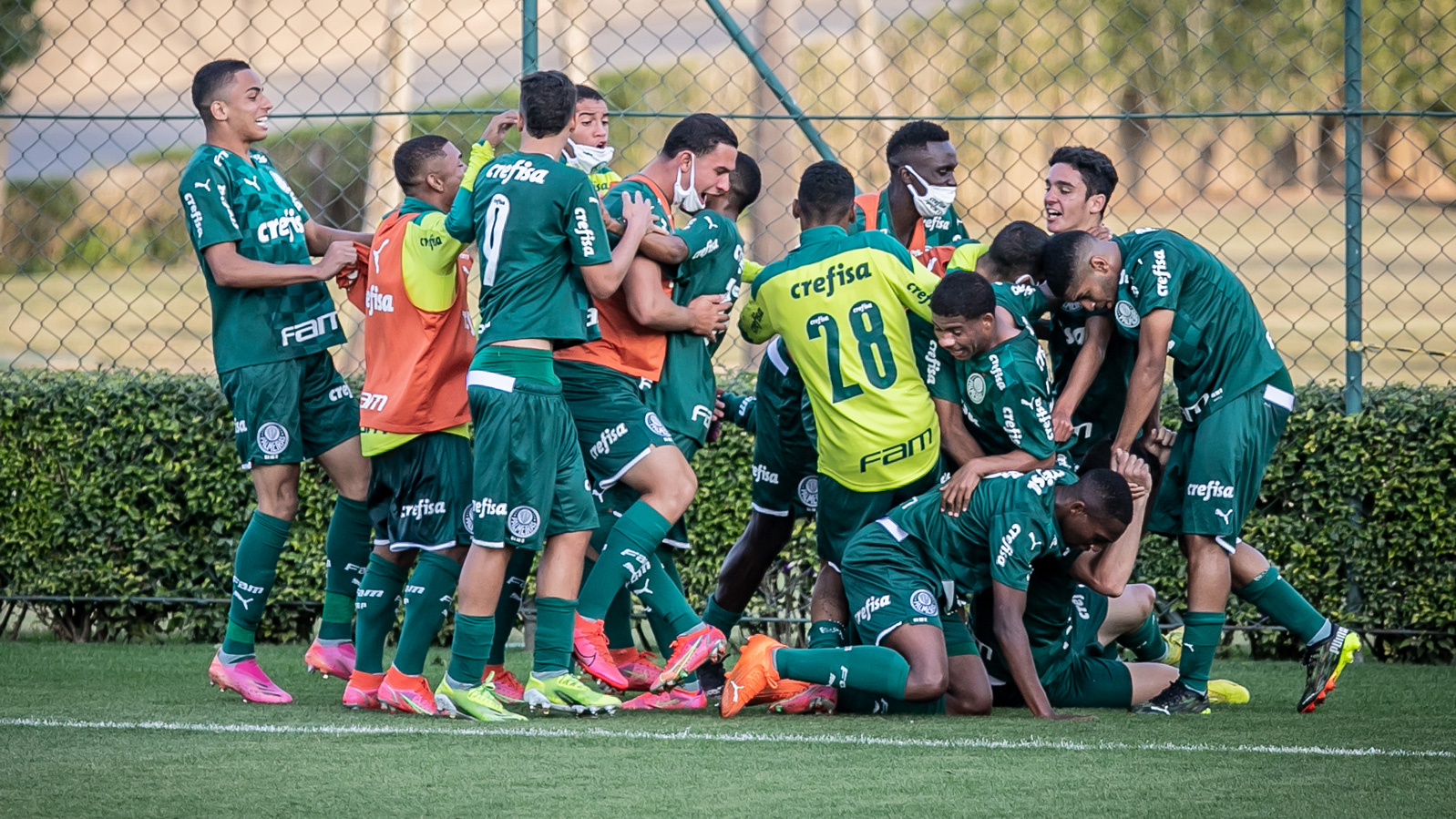 Palmeiras faz dois gols no fim e vira sobre o São Paulo pelo Brasileirão Sub-17