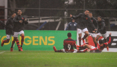 Com um a menos, Flamengo vira e bate Vasco pelo Brasileirão Sub-20