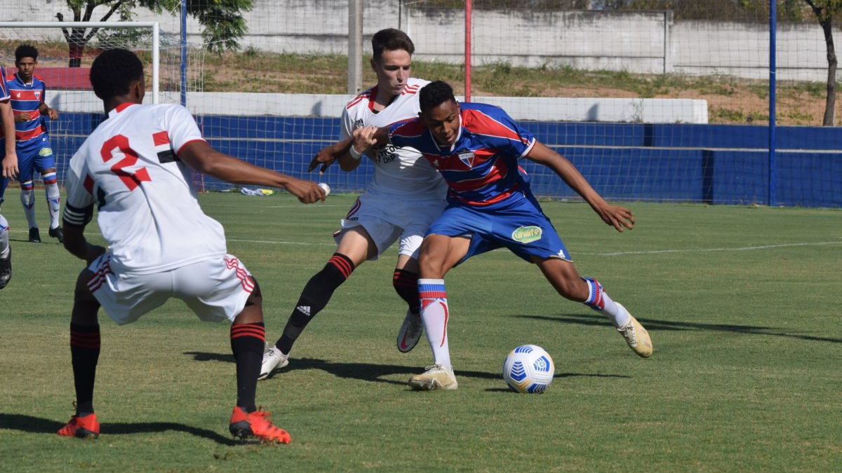 Com um a menos, São Paulo bate Fortaleza e volta a vencer no Brasileirão Sub-20