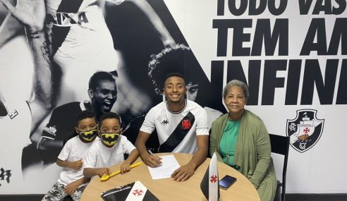 Cauã Paixão comemora assinatura de contrato profissional com o Vasco