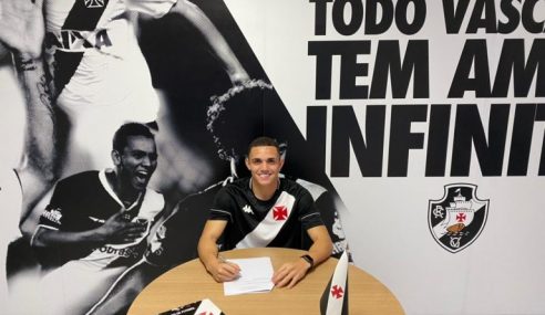 Vasco apresenta atacante ex-Palmeiras