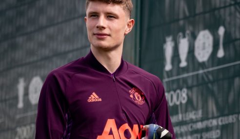 Manchester United-ING empresta jovem zagueiro