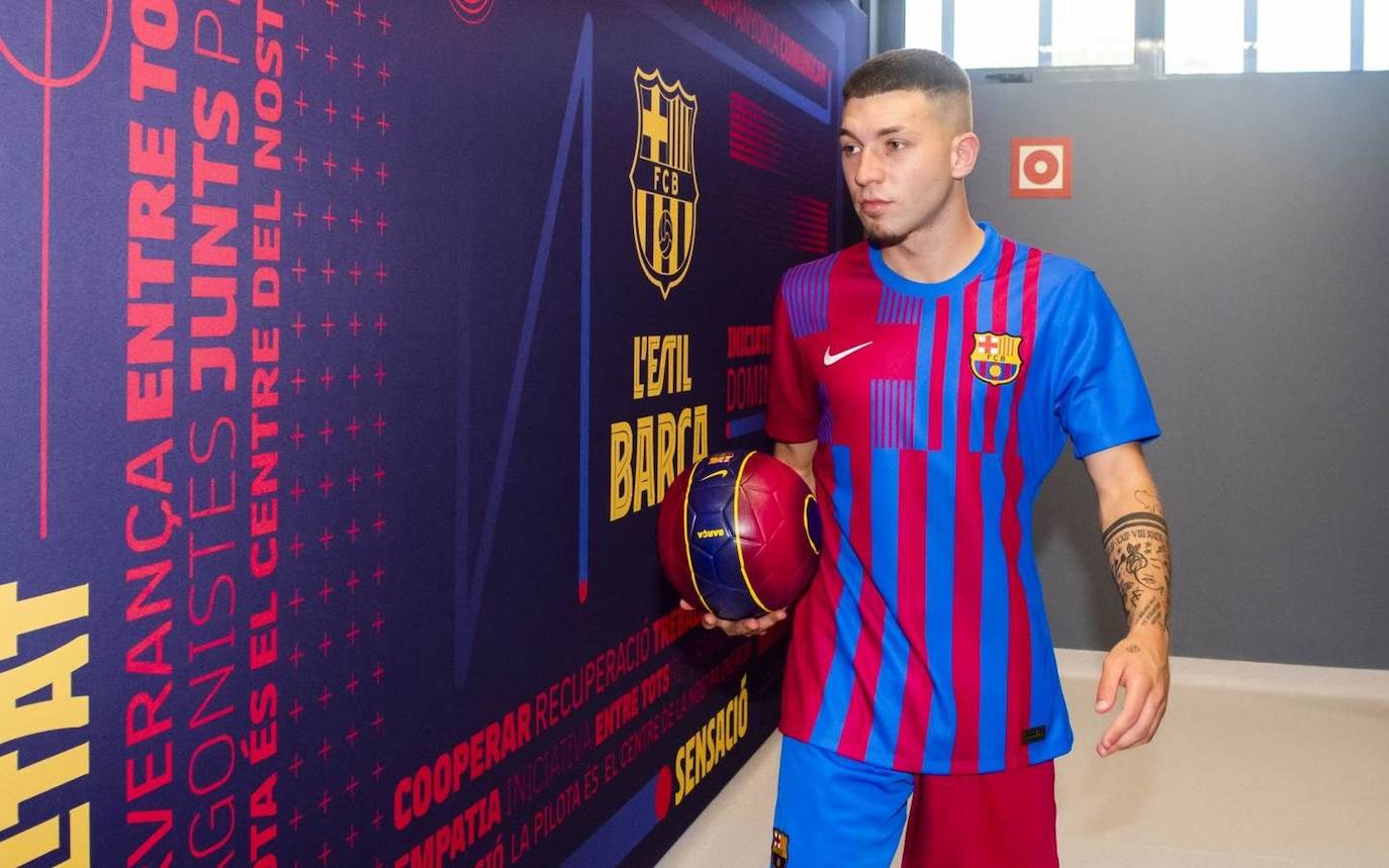 Barcelona-ESP traz jovem atacante do Granada-ESP