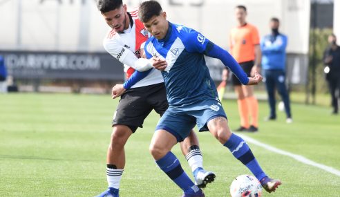 Brasileiro marca no triunfo do Vélez sobre o River pelo Argentino de Aspirantes